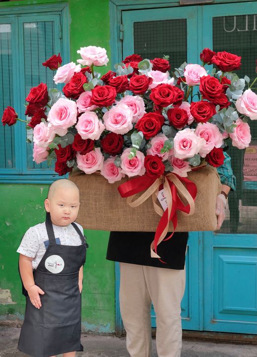 Valentine của hội mẹ bỉm Vbiz: Hà Hồ nhận quà khi đang tắm cho con, Bảo Thy cũng có thế lực nhí chiếm sóng