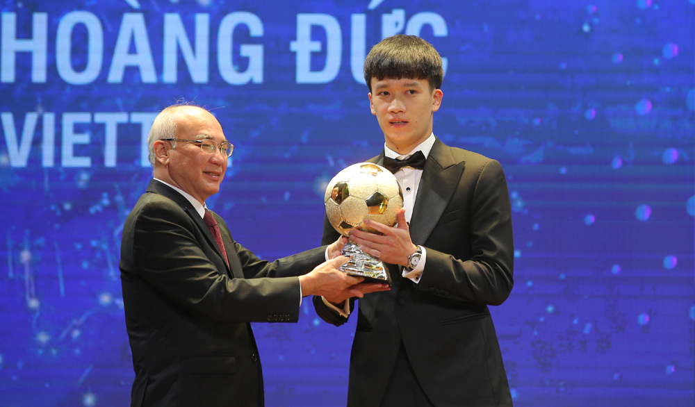 Cầu thủ Nguyễn Hoàng Đức nhận giải Quả Bóng Vàng 2021.