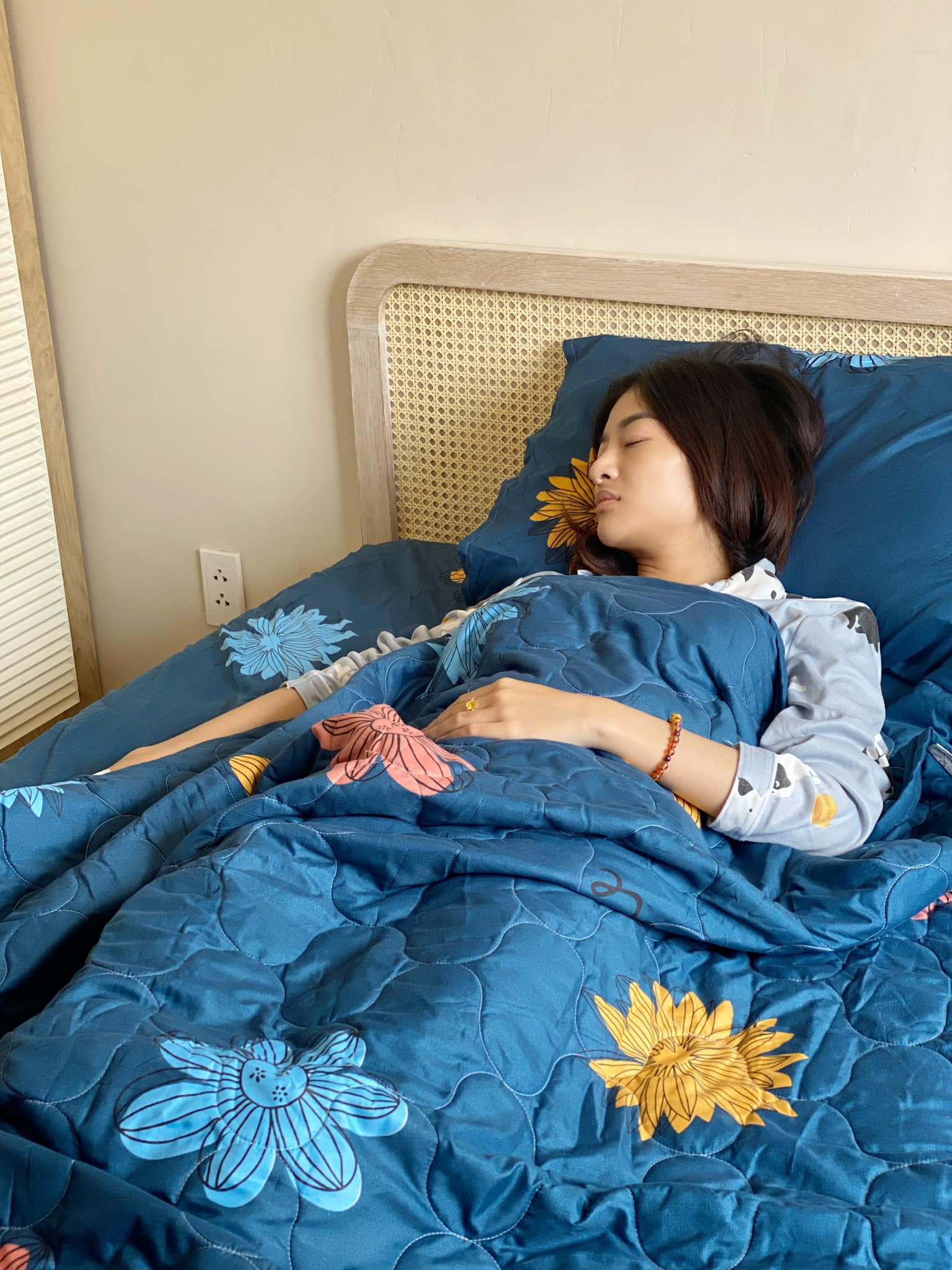 Á hậu Kiều Loan đón sinh nhật trên giường bệnh, dời lịch ra MV vì bị suy nhược - ảnh 2