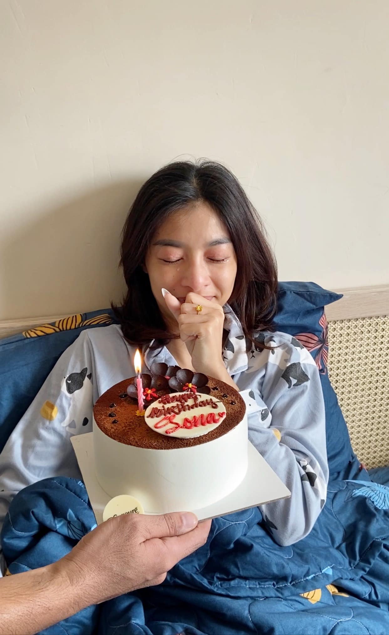 Á hậu Kiều Loan đón sinh nhật trên giường bệnh, dời lịch ra MV vì bị suy nhược - ảnh 3