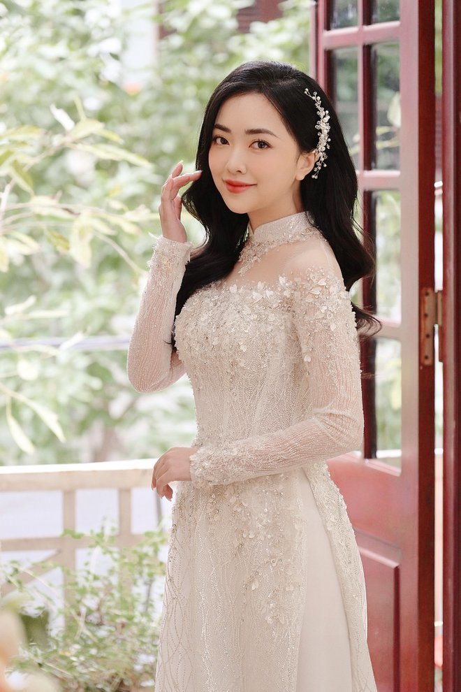  Chiếc áo dài cưới của Mai Trang - bà xã Hà Đức Chinh được đính kết đến 3000 viên đá swarovski kết hợp pha lê tráng bạc. Mẫu áo dài còn có thêm phần corset siết eo giúp tôn lên vóc dáng lý tưởng, phong thái yêu kiều của cô dâu mới.