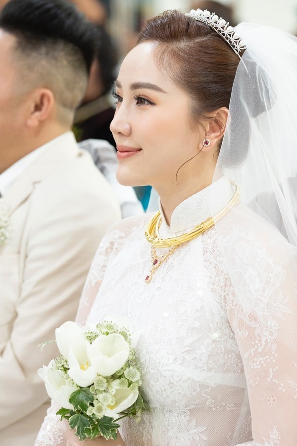 Những chiếc áo dài cưới gây choáng của Vbiz: Vợ Hà Đức Chinh diện áo giá 120 triệu, của Lan Khuê được thêu vàng 18k