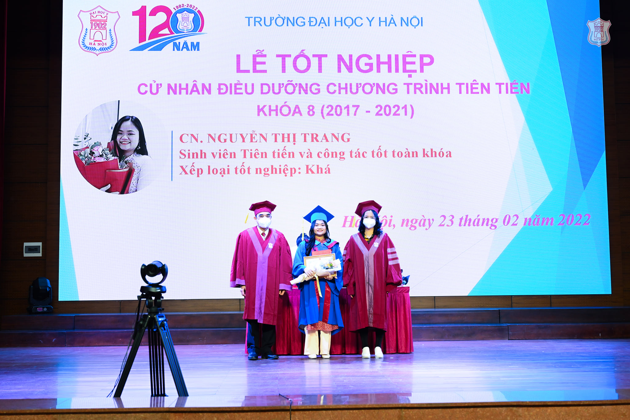Dở khóc dở cười khoảnh khắc nữ sinh nhận bằng tốt nghiệp online, CĐM: 'Thật trân luôn' - ảnh 2