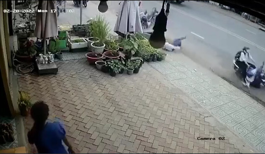 Camera ghi lại cảnh hai tên cướp ngã nhào sau khi bị hai nữ sinh đạp xe.