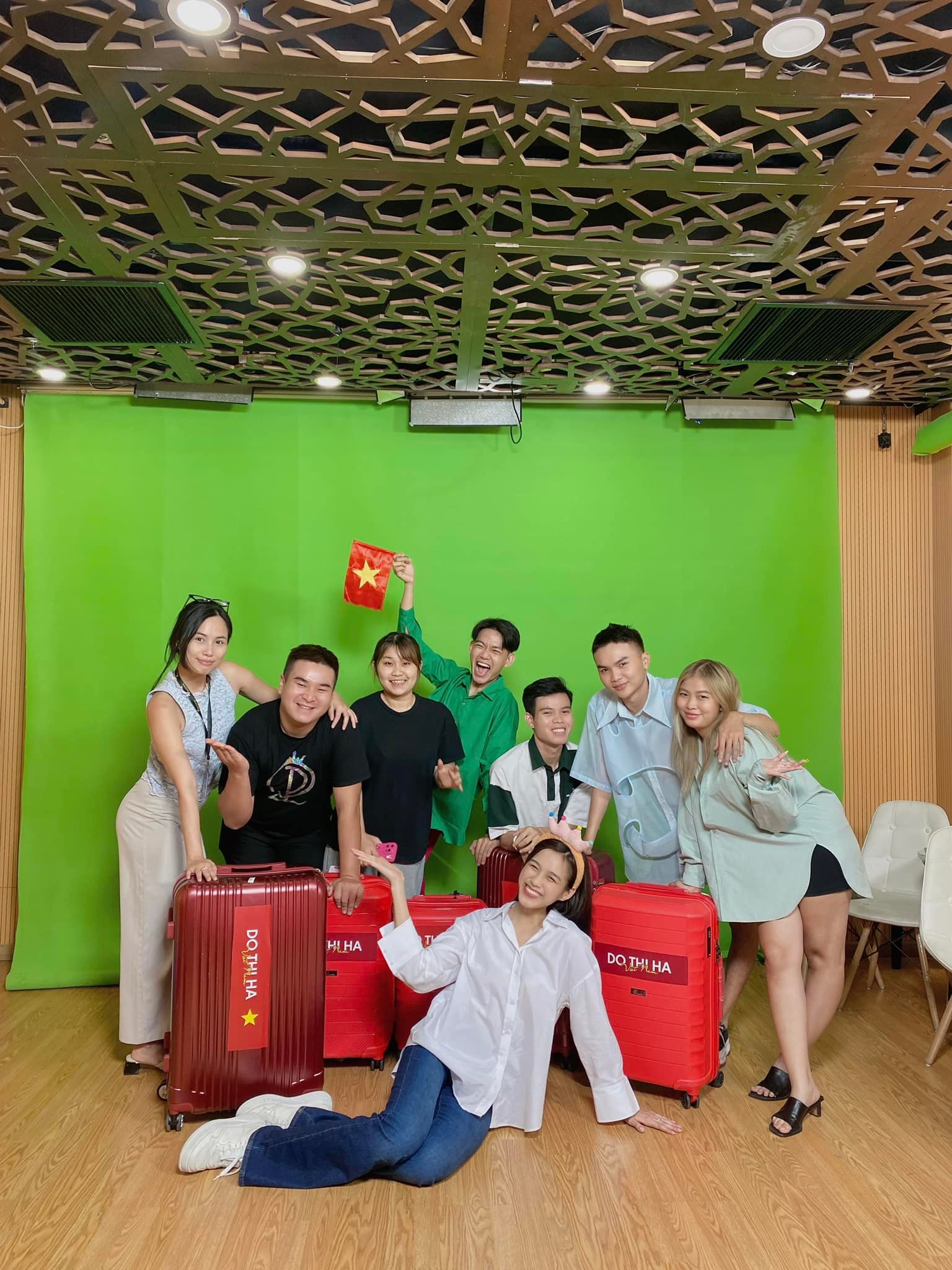 Đỗ Thị Hà mang dàn vali khủng lên đường trở lại chinh chiến tại Miss World, lần này liệu có làm nên chuyện? Đỗ Thị Hà mang dàn vali 'khủng' lên đường trở lại chinh chiến tại Miss World, lần này liệu có làm nên chuyện? - ảnh 3