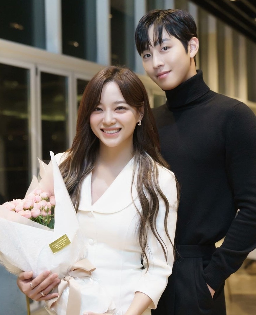 Hé lộ hậu trường của cặp đôi 'Hẹn hò chốn công sở': Ahn Hyo Seop chăm chút cho Kim Se Jeong cực 'ngọt' - ảnh 1