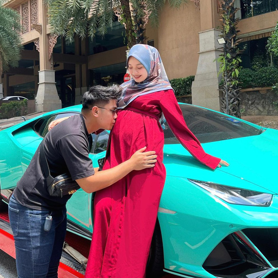 Vợ bầu mua xe Lamborghini 11 tỷ tặng chồng, mua túi hiệu chục triệu cho con gái còn trong bụng mẹ