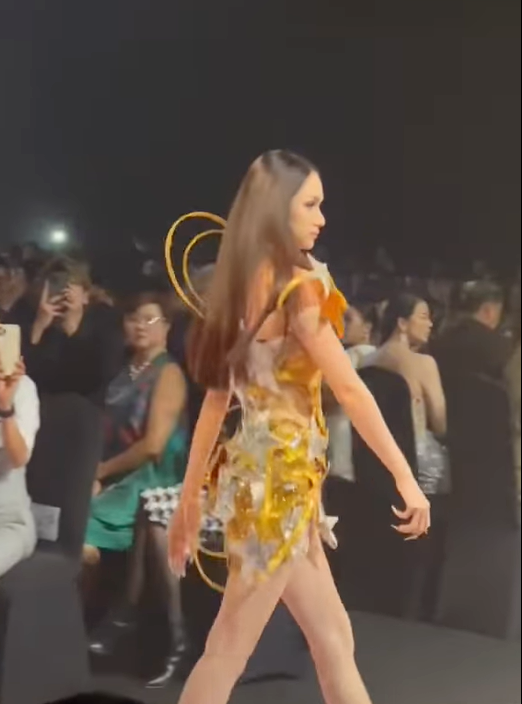 Hương Giang gây chú ý vì sáng tạo dáng catwalk mới nhưng netizen chỉ thắc mắc: 'Chị bị đau tay hả?' - ảnh 2