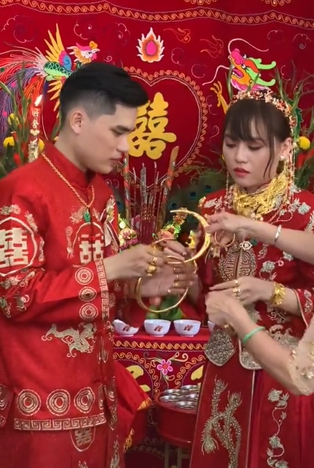 Cô dâu Bạc Liêu nhận sổ đỏ 10 tỷ và 10 cây vàng trong ngày cưới, vàng nhiều đến mức không thể đeo hết lên người