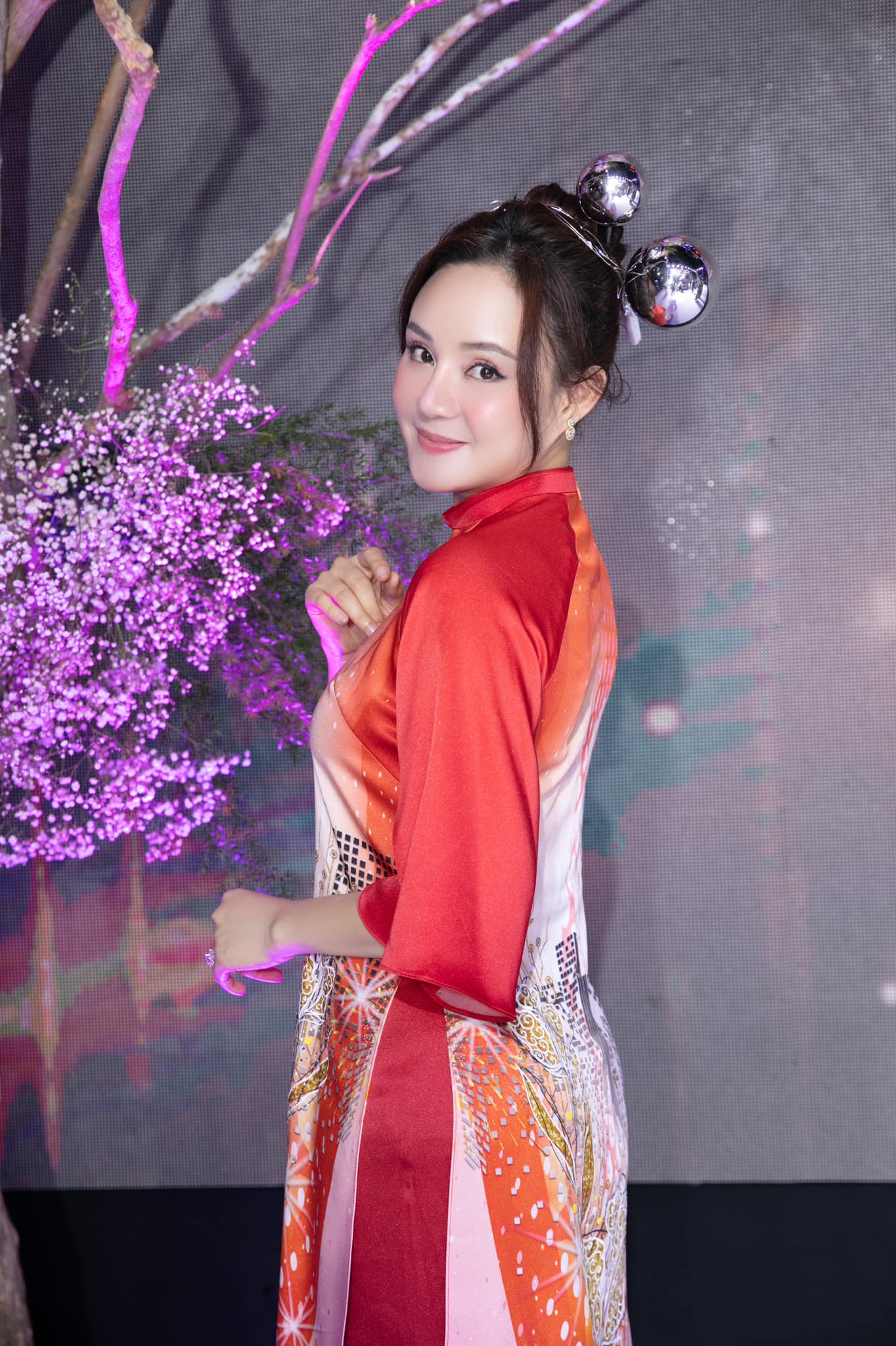 CEO Nguyễn Phương Hằng bị tạm giam: Vy Oanh viết tâm thư, Đàm Vĩnh Hưng hát Đất nước trọn niềm vui CEO Nguyễn Phương Hằng bị tạm giam: Vy Oanh viết tâm thư, Đàm Vĩnh Hưng hát Đất nước trọn niềm vui