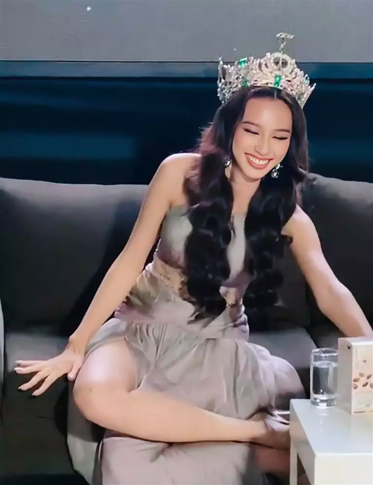 Thùy Tiên gây tranh cãi vì dáng ngồi lạ khi xuất hiện cùng hoa hậu Peru - ảnh 2