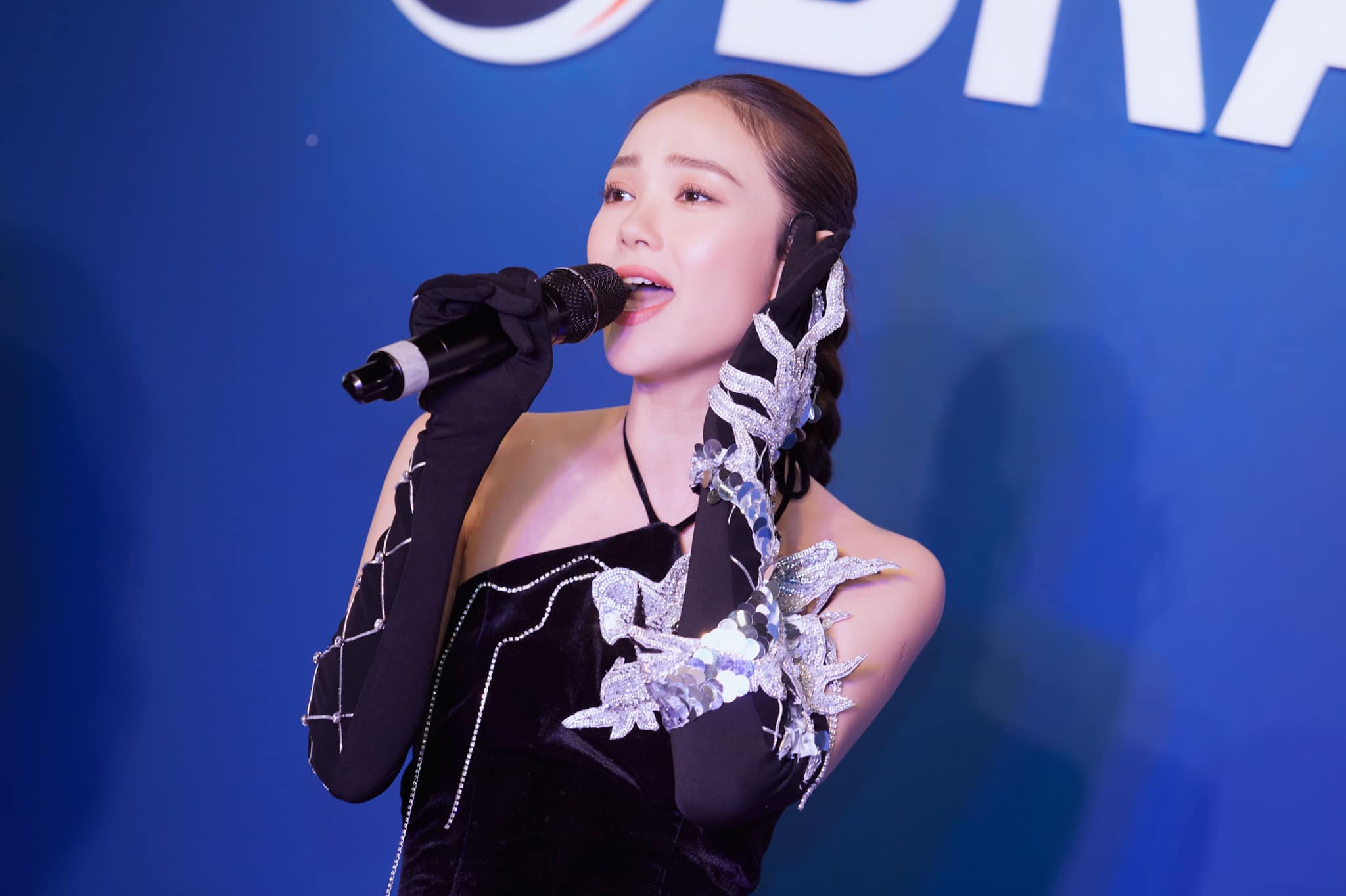 Minh Hằng bảo mặc áo dài Việt Nam khi hát cho người Hàn, netizen thắc mắc Đây là áo yếm mà?