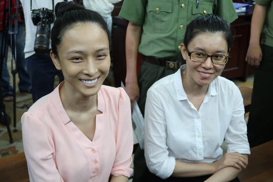 Phương Nga và bạn thân Thùy Dung khi nhận quyết định được tại ngoại sau hơn 2 năm bị tạm giam.