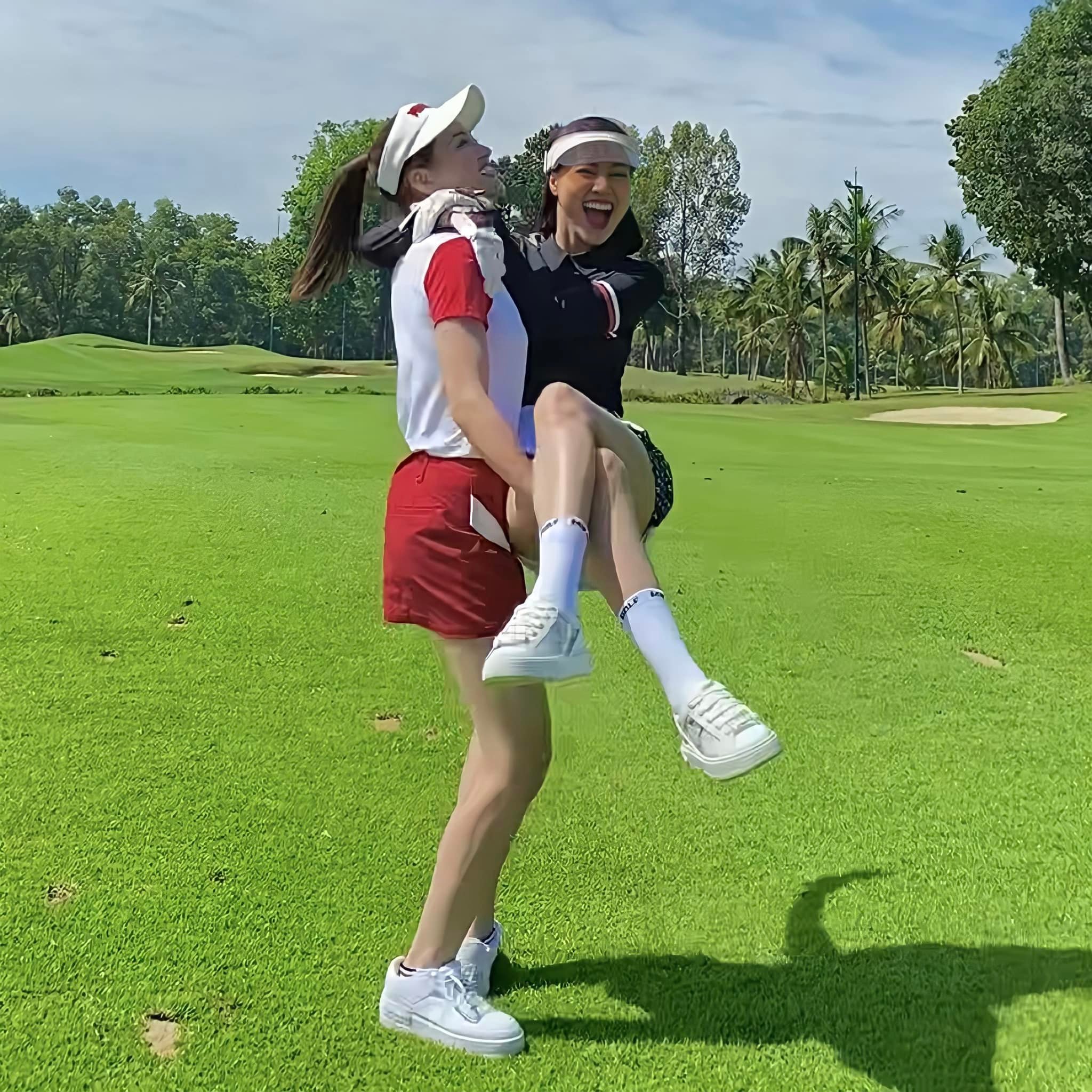 Ninh Dương Lan Ngọc check-in sân golf, tình tứ với nhân vật này khiến fan thích thú