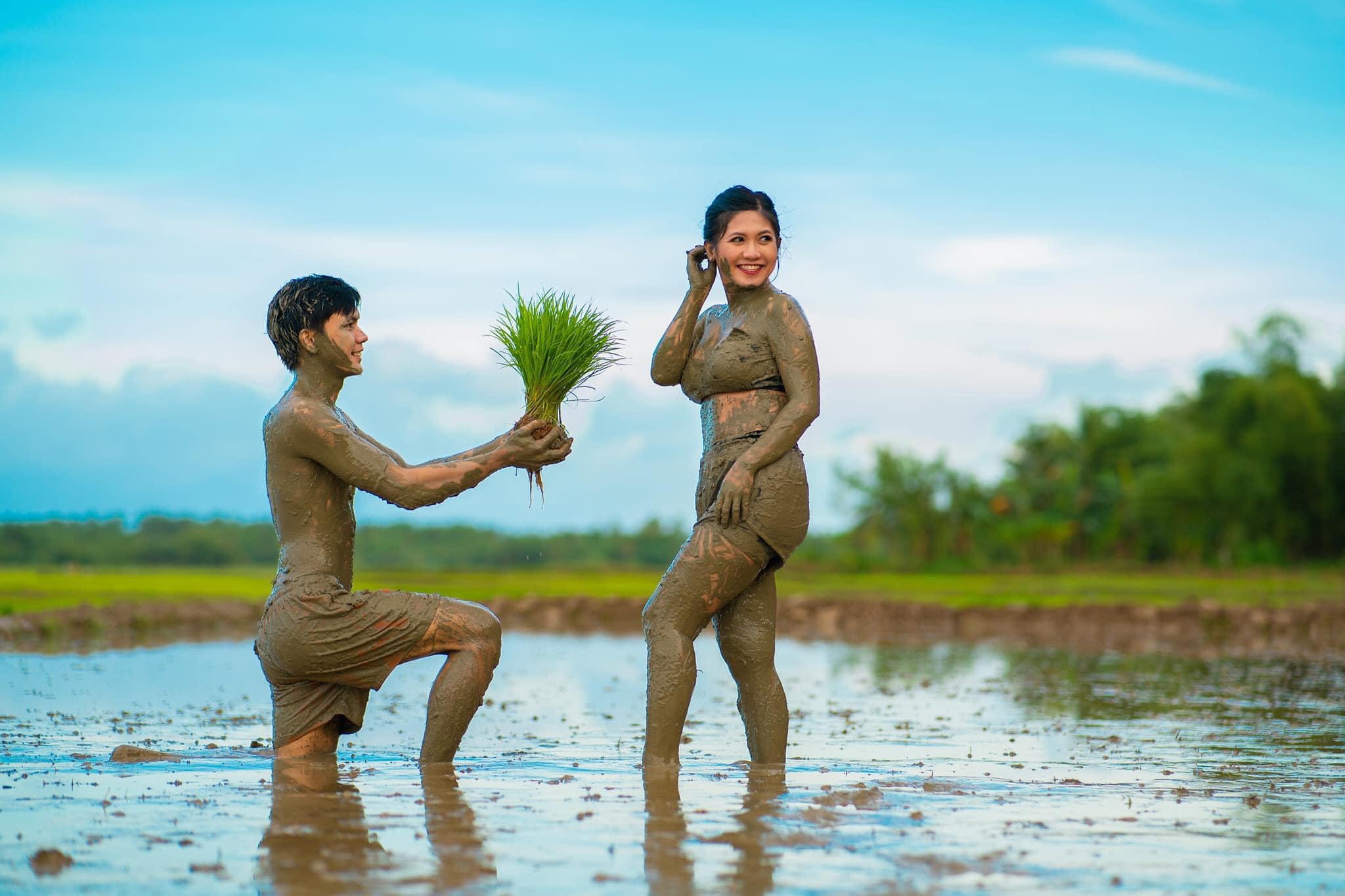 Cặp đôi chụp ảnh cưới với bùn vì muốn tôn vinh nghề nông, CĐM tranh cãi: Sáng tạo hay lố lăng?