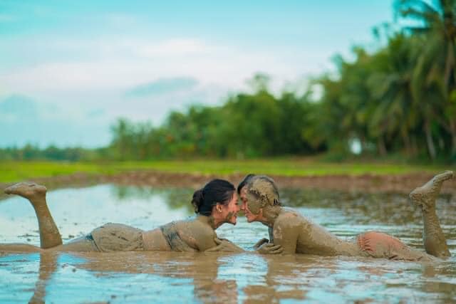 Cặp đôi chụp ảnh cưới với bùn vì muốn tôn vinh nghề nông, CĐM tranh cãi: Sáng tạo hay lố lăng?