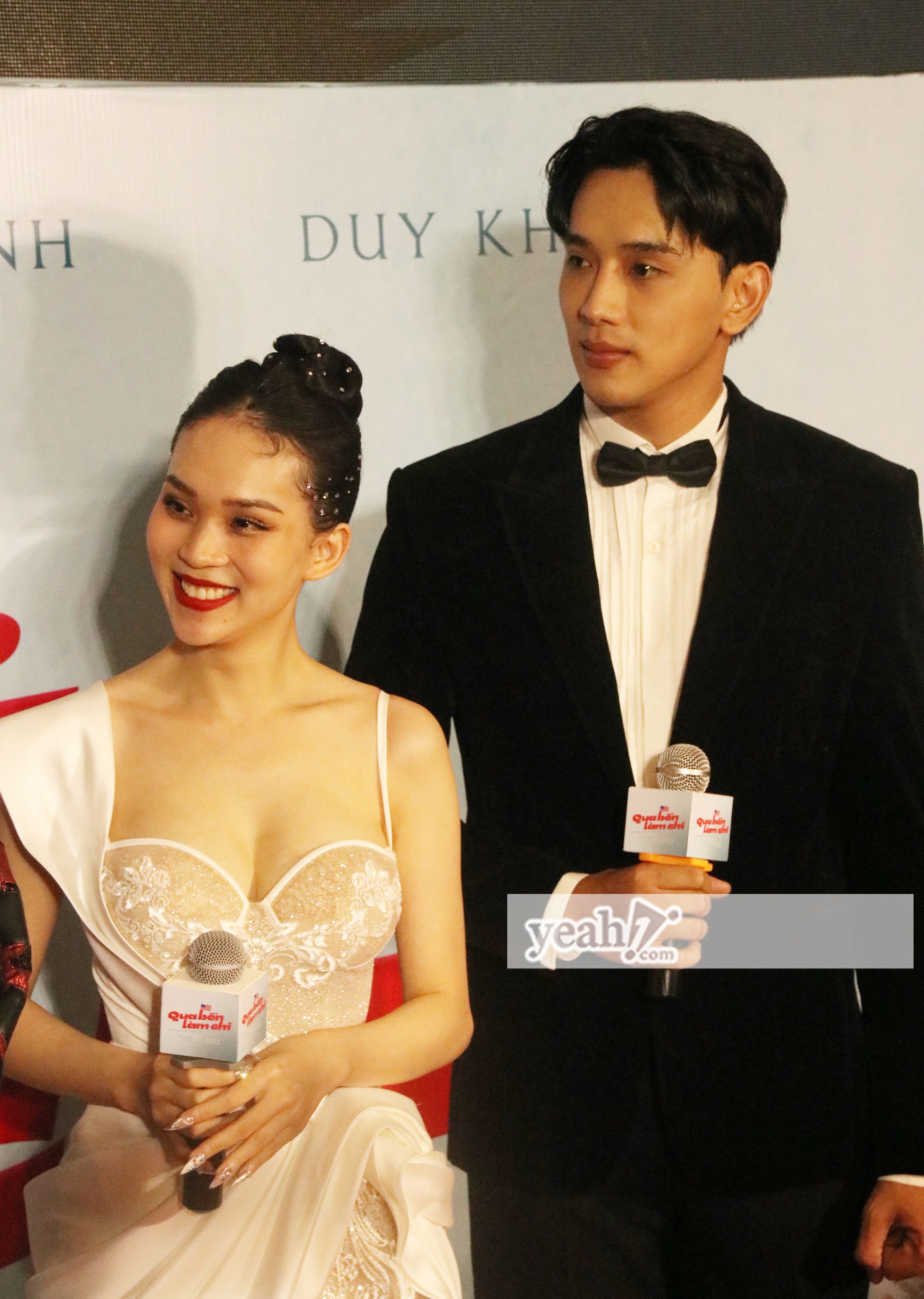 Thuận Nguyễn và Phương TiTi tái ngộ trên thảm đỏ ra mắt phim 'Qua bển làm chi'.