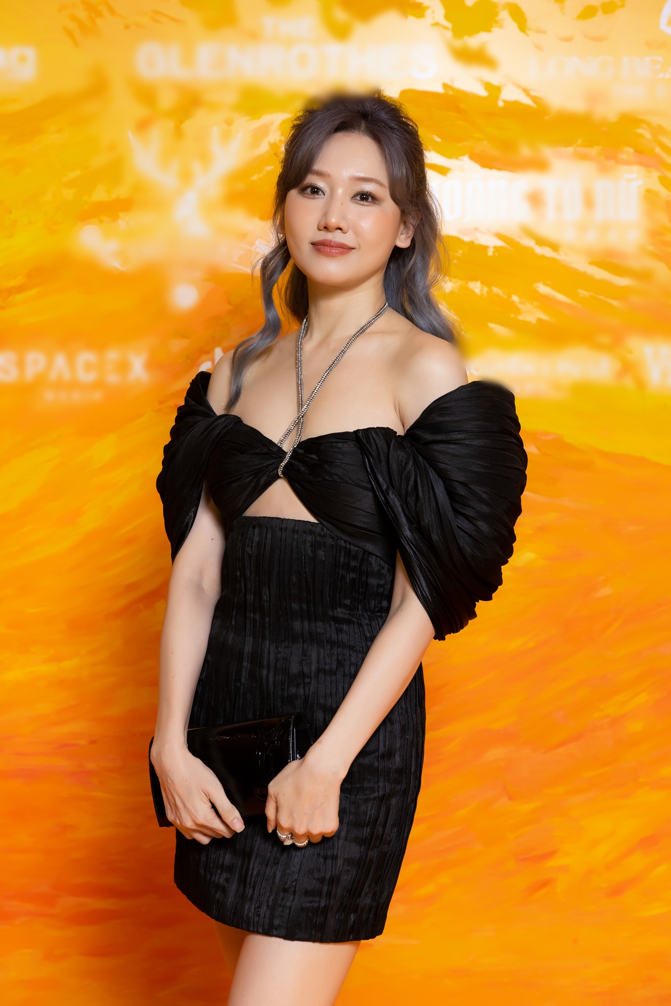 Thảm đỏ show thời trang NTK Lê Thanh Hòa: Ngọc Trinh - Đông Nhi sexy hết nấc, Hari Won để lộ vóc dáng đầy đặn