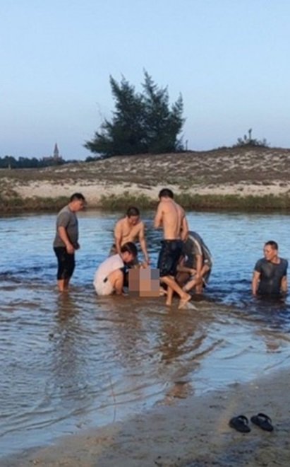 Đoạn clip anh Thái Ngô Hiếu trực tiếp lao xuống biển cứu nhóm người đuối nước.