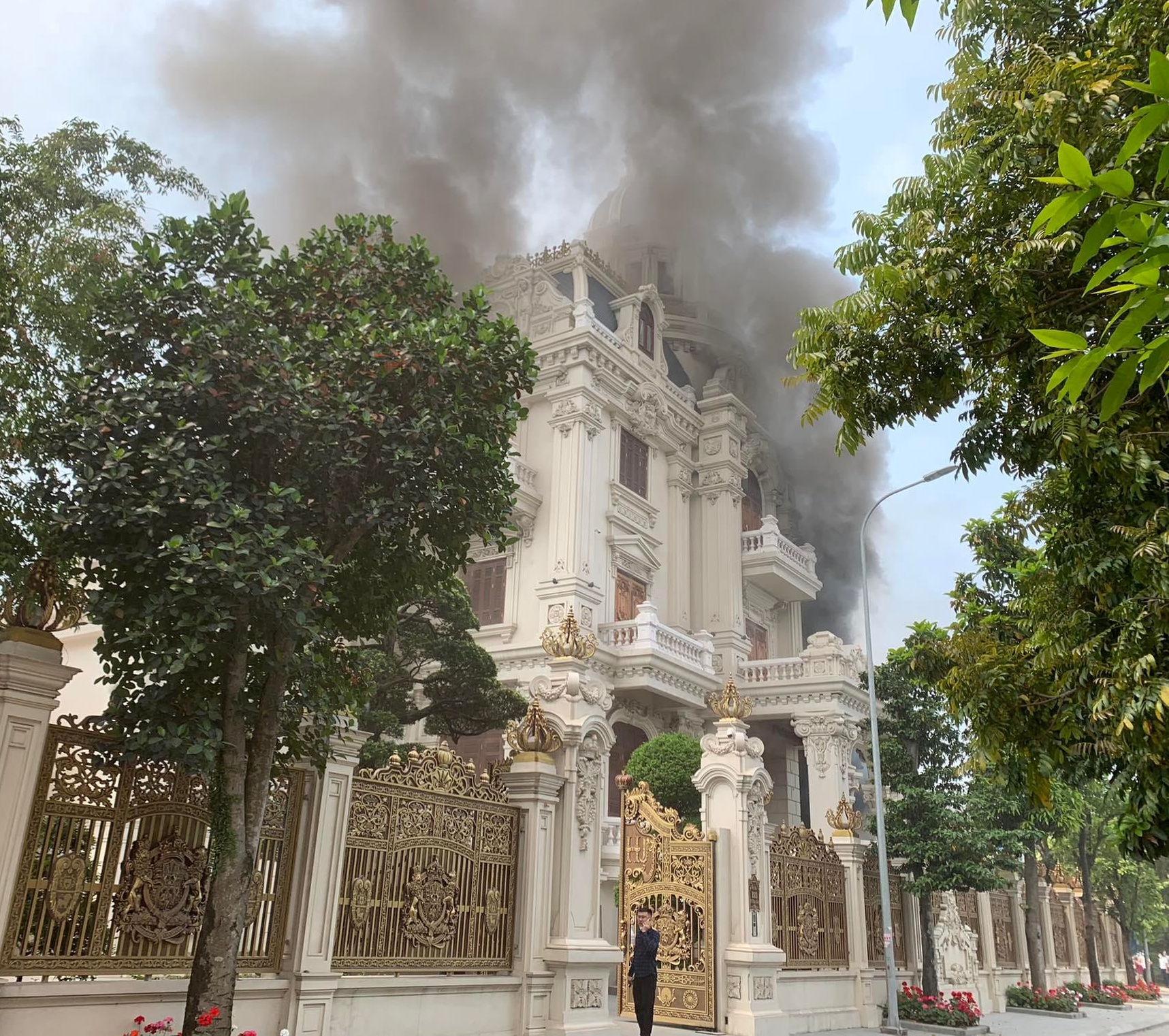Kinh hoàng đám cháy tại lâu đài trăm tỷ ở Quảng Ninh, người dân phát hoảng vì nhà toàn gỗ quý