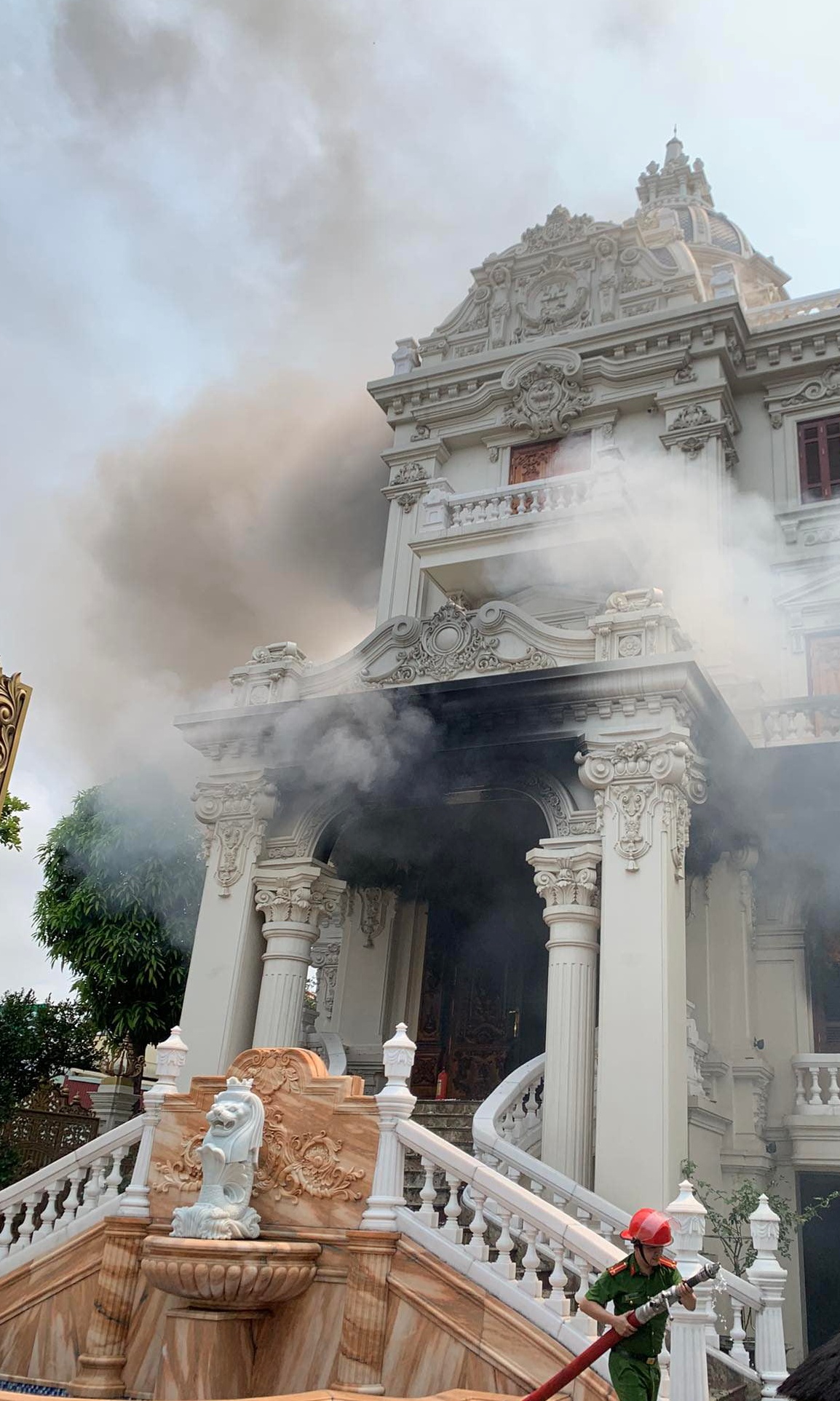 Kinh hoàng đám cháy tại lâu đài trăm tỷ ở Quảng Ninh, người dân phát hoảng vì nhà toàn gỗ quý - ảnh 4