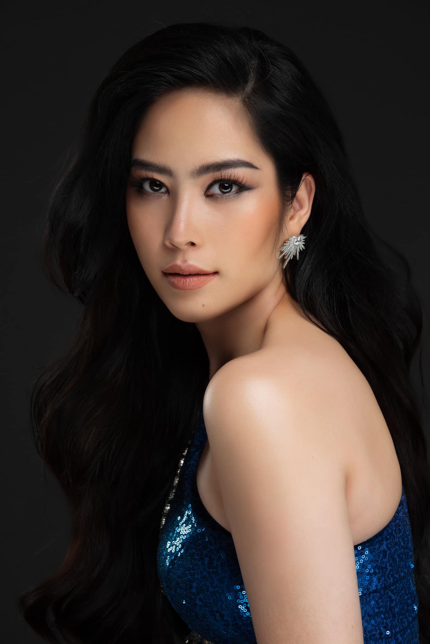 Chung khảo toàn quốc Miss World Vietnam 2022: Nam Em lộ vóc dáng mũm mĩm, liệu có đọ lại dàn mỹ nhân trẻ?