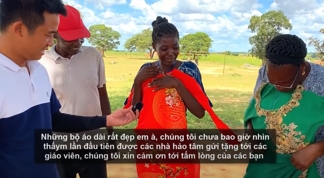 Áo dài Việt Nam xuất hiện tại Châu Phi, xúc động nghe các cô giáo bản địa nói điều này khi khoác lên bộ áo dài