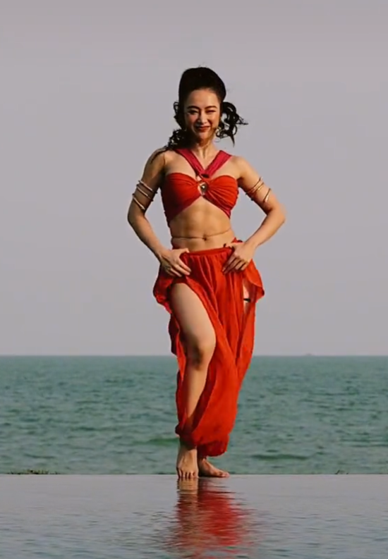 Vừa chơi tóp tóp, Angela Phương Trinh đã phá đảo với clip nhảy múa khoe cơ bụng chạm mốc triệu view