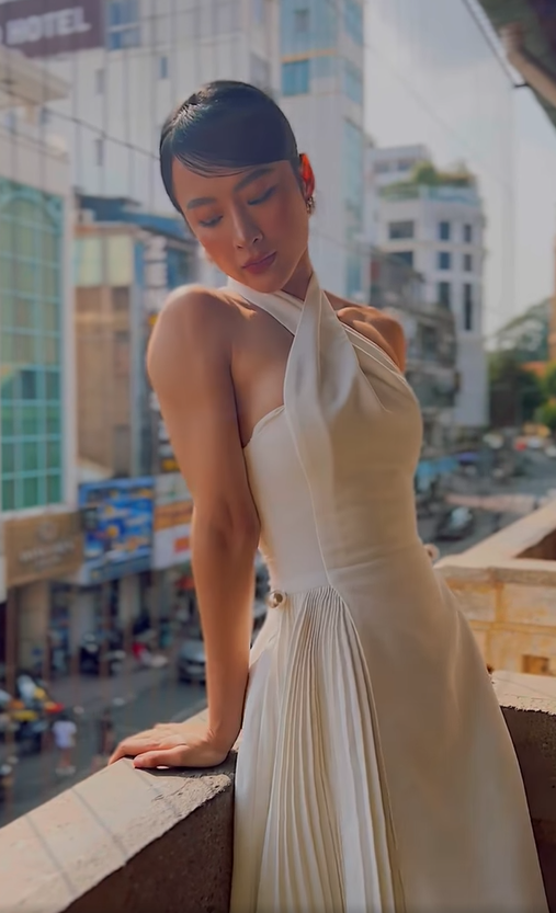 Vừa chơi tóp tóp, Angela Phương Trinh đã phá đảo với clip nhảy múa khoe cơ bụng chạm mốc triệu view
