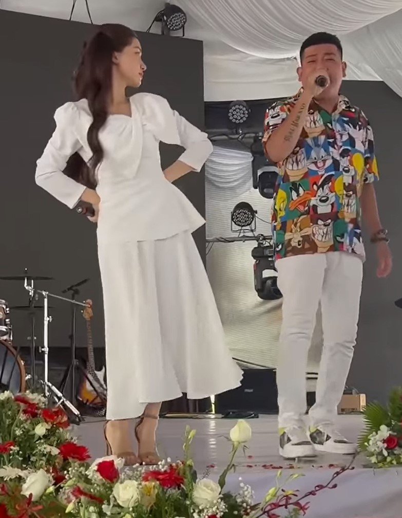 Hòa Minzy hát đám cưới cùng nam ca sĩ vừa lấn sân ca hát, còn nhảy phụ họa cực sung thế này