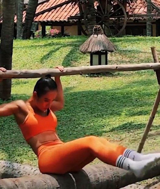Angela Phương Trinh gây sốc khi tập gym ở cầu khỉ, body cơ bắp đến phái nam cũng ghen tị