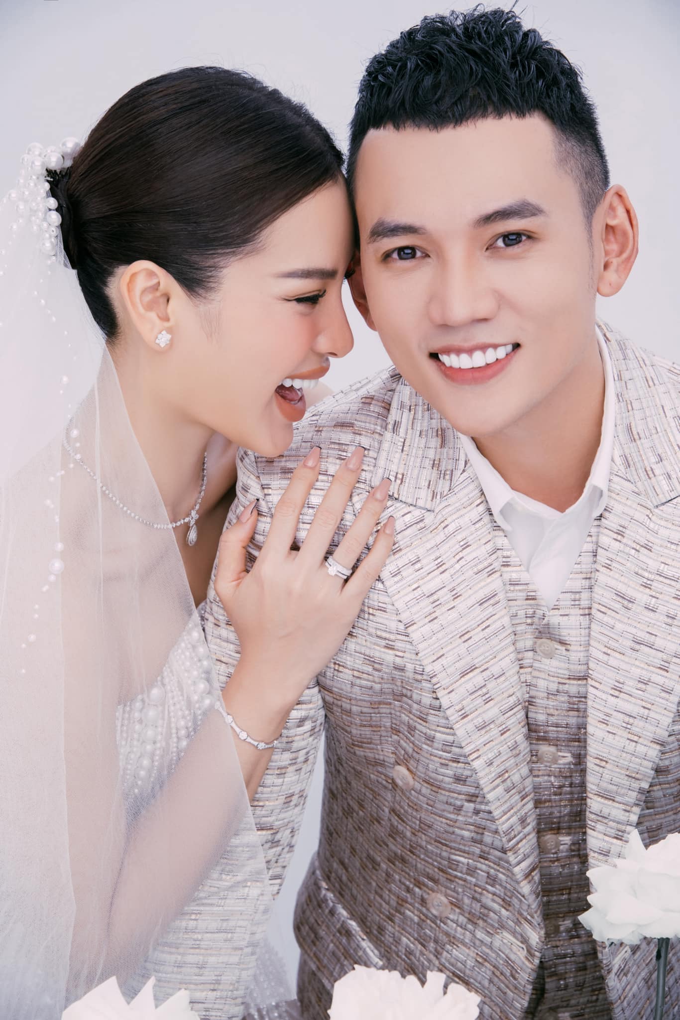 Đám cưới Phương Trinh Jolie - Lý Bình: Mẹ chồng tặng 88 lượng vàng, sương sương bộ trang sức dát toàn hột xoàn