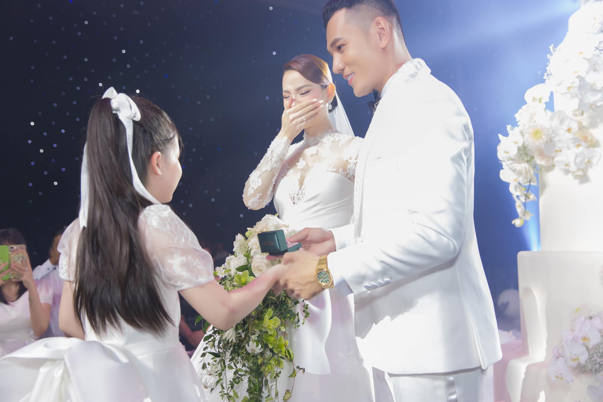 Phương Trinh Jolie lộ diện cùng Lý Bình và con gái sau đám cưới khủng, ái nữ đường nét giống mẹ như đúc