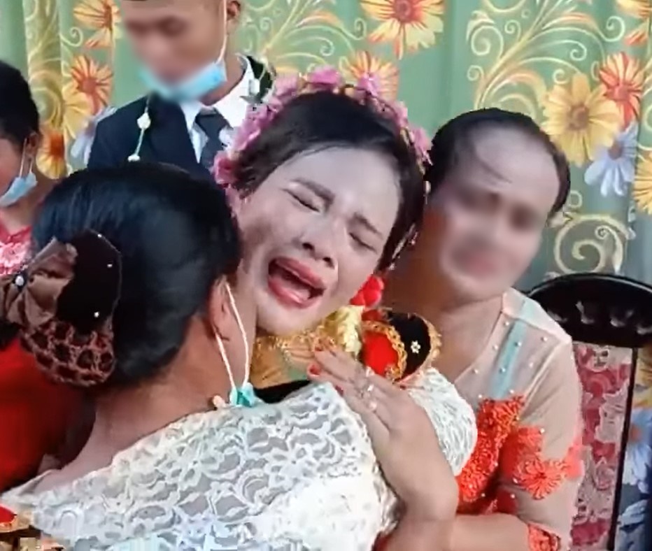 Cô dâu trẻ khóc đến suýt ngất, không đứng vững trong ngày lấy chồng khiến CĐM xôn xao - ảnh 7