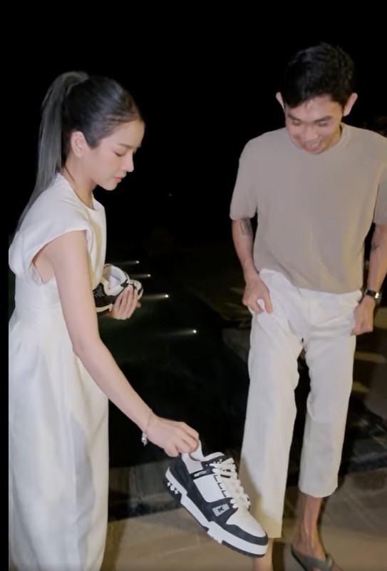 Hồng Thanh khoe quà sinh nhật DJ Mie tặng, mang cả tiệm tạp hóa vào khiến bạn trai chỉ biết câm nín