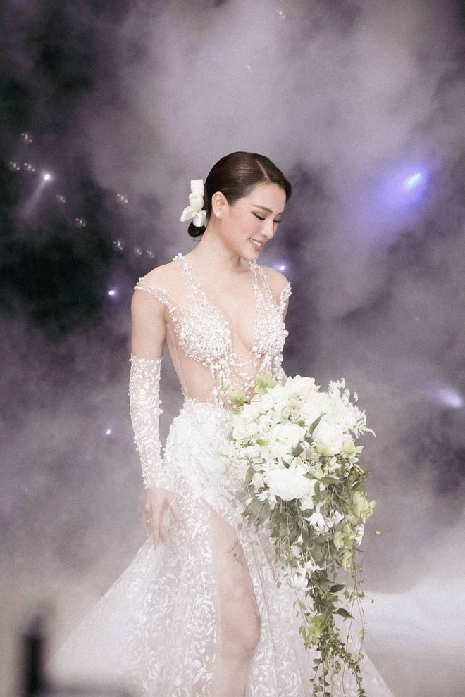 Phương Trinh Jolie giải thích về chiếc váy hở bạo trong ngày cưới: Thật ra nó kín mít mà mọi người