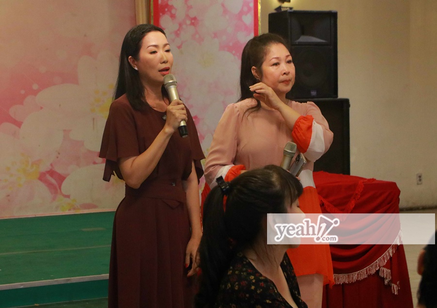 NSND Hồng Vân và Trịnh Kim Chi bật khóc khi nói về tin đồn sân khấu kịch bị ngừng hoạt động