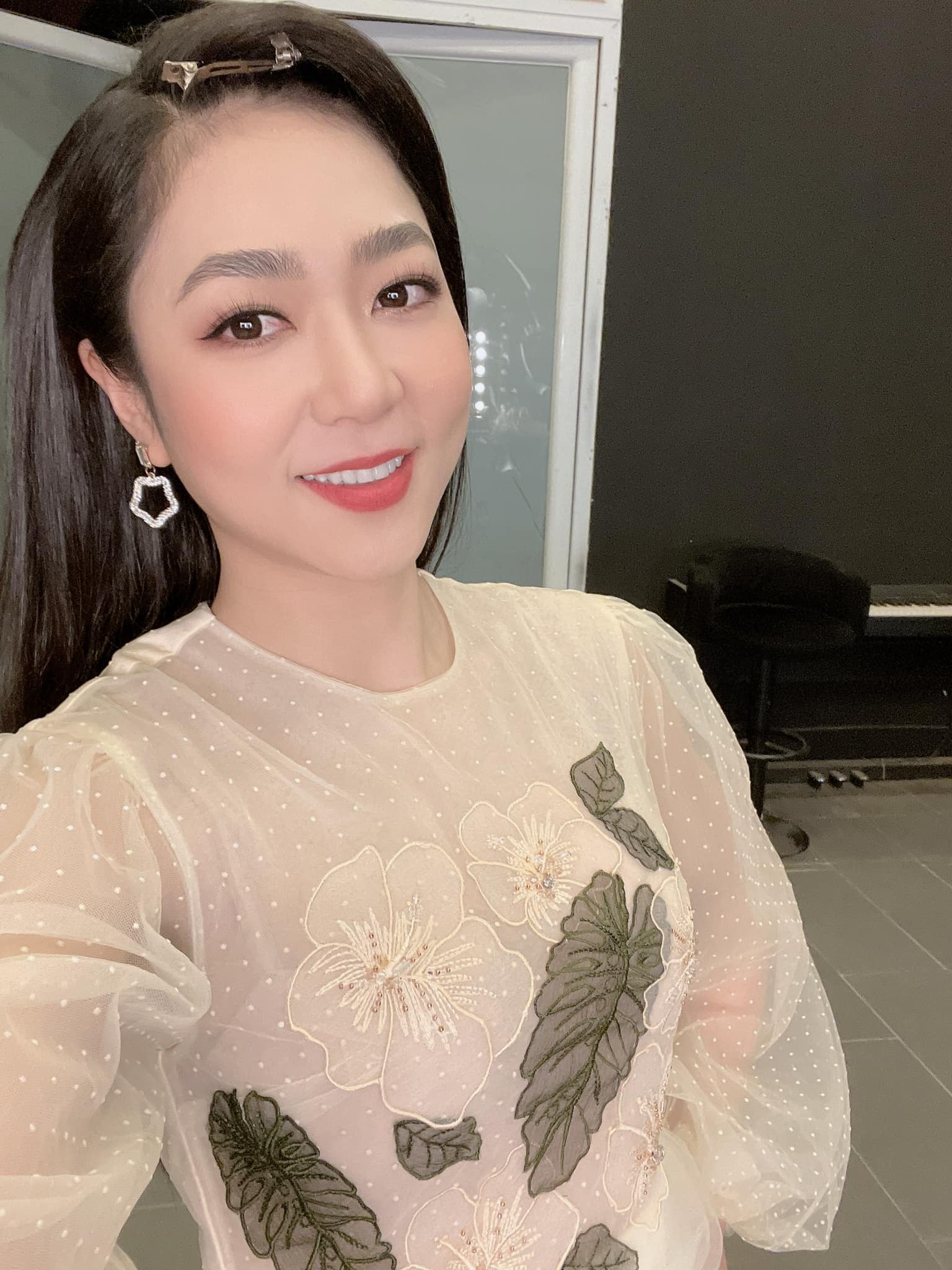 Hà Thanh Xuân sau khi cưới vua cá Koi: Vướng tin đồn là em gái nương tựa, khóa bình luận trước làn sóng chỉ trích