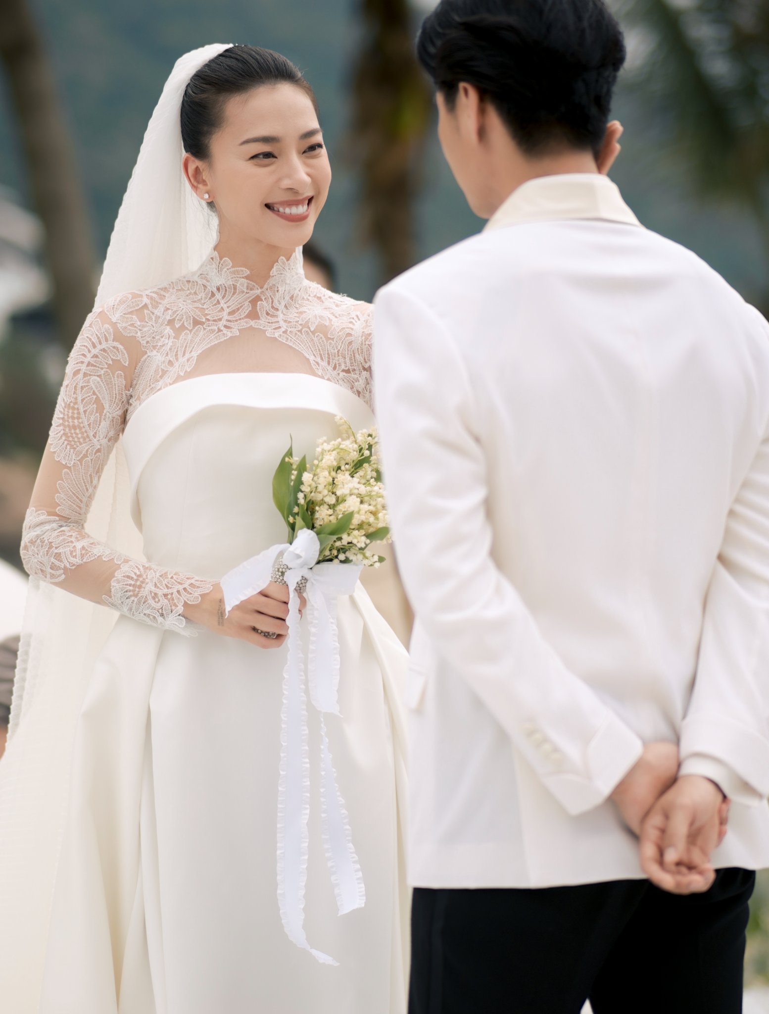 Chồng Ngô Thanh Vân bị chỉ trích vì đi trước để vợ chật vật cầm váy theo sau, thực hư thế nào?