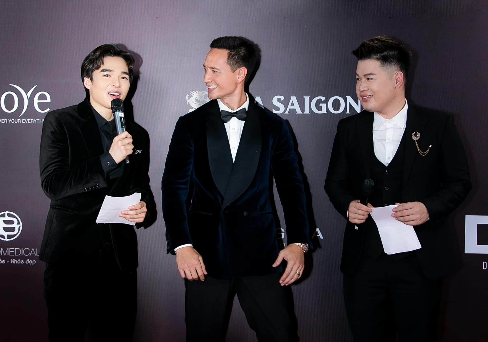 Tun Phạm gây ấn tượng khi giao lưu với Kim Lý bằng tiếng Anh trên thảm đỏ chung kết The Next Gentleman.