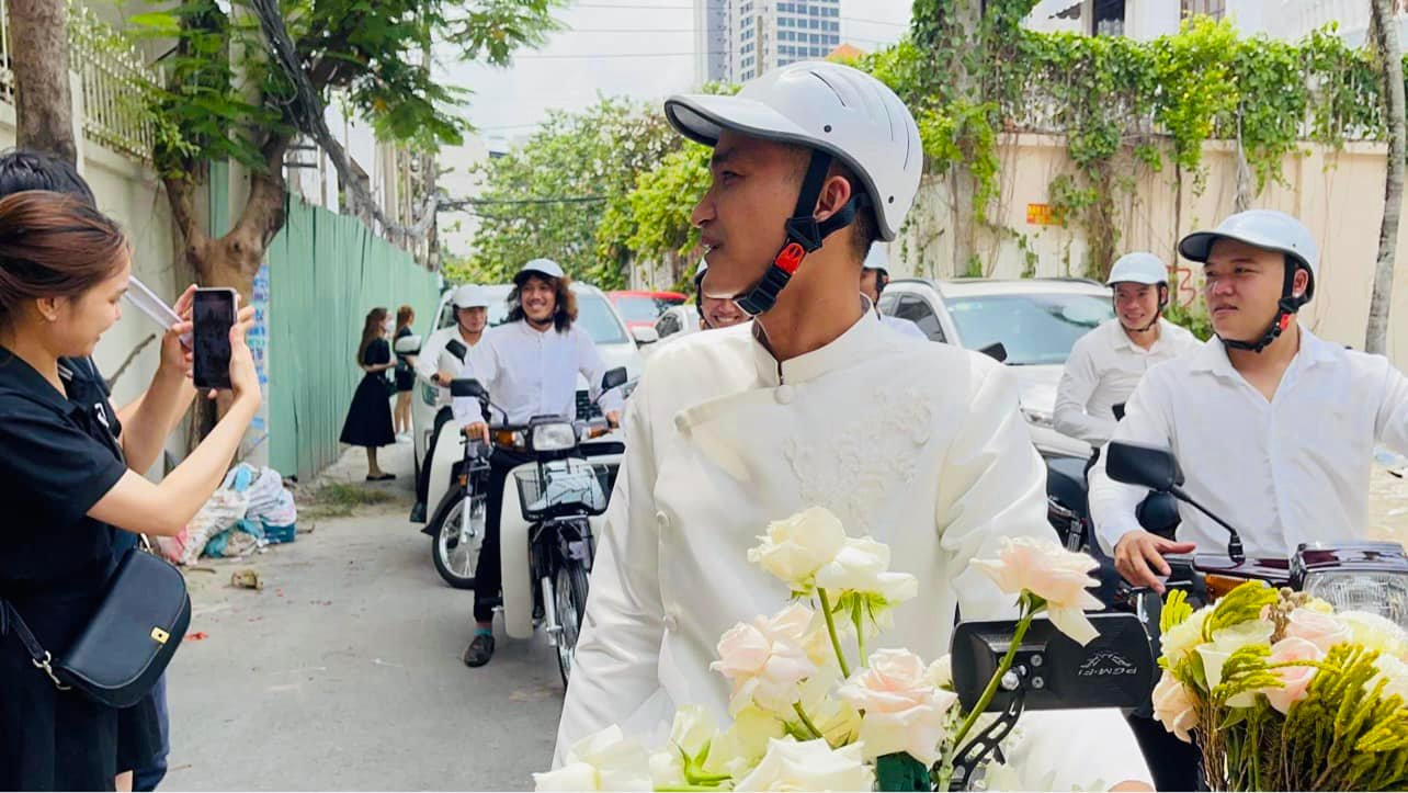 Đám cưới Mạc Văn Khoa: Rước dâu bằng xe máy, cô dâu đeo vàng nặng trĩu nhưng 'thế lực nhí' này mới là spotlight! - ảnh 1