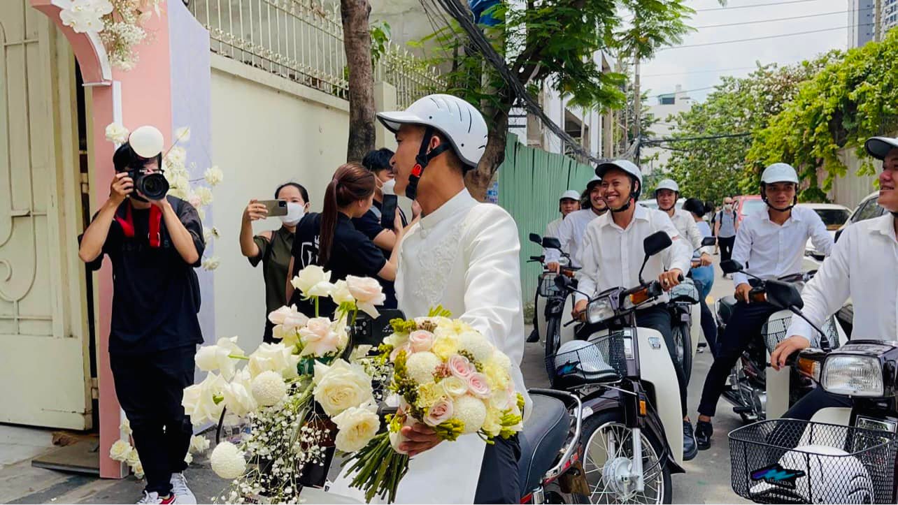 Đám cưới Mạc Văn Khoa: Rước dâu bằng xe máy, cô dâu đeo vàng nặng trĩu nhưng 'thế lực nhí' này mới là spotlight! - ảnh 3