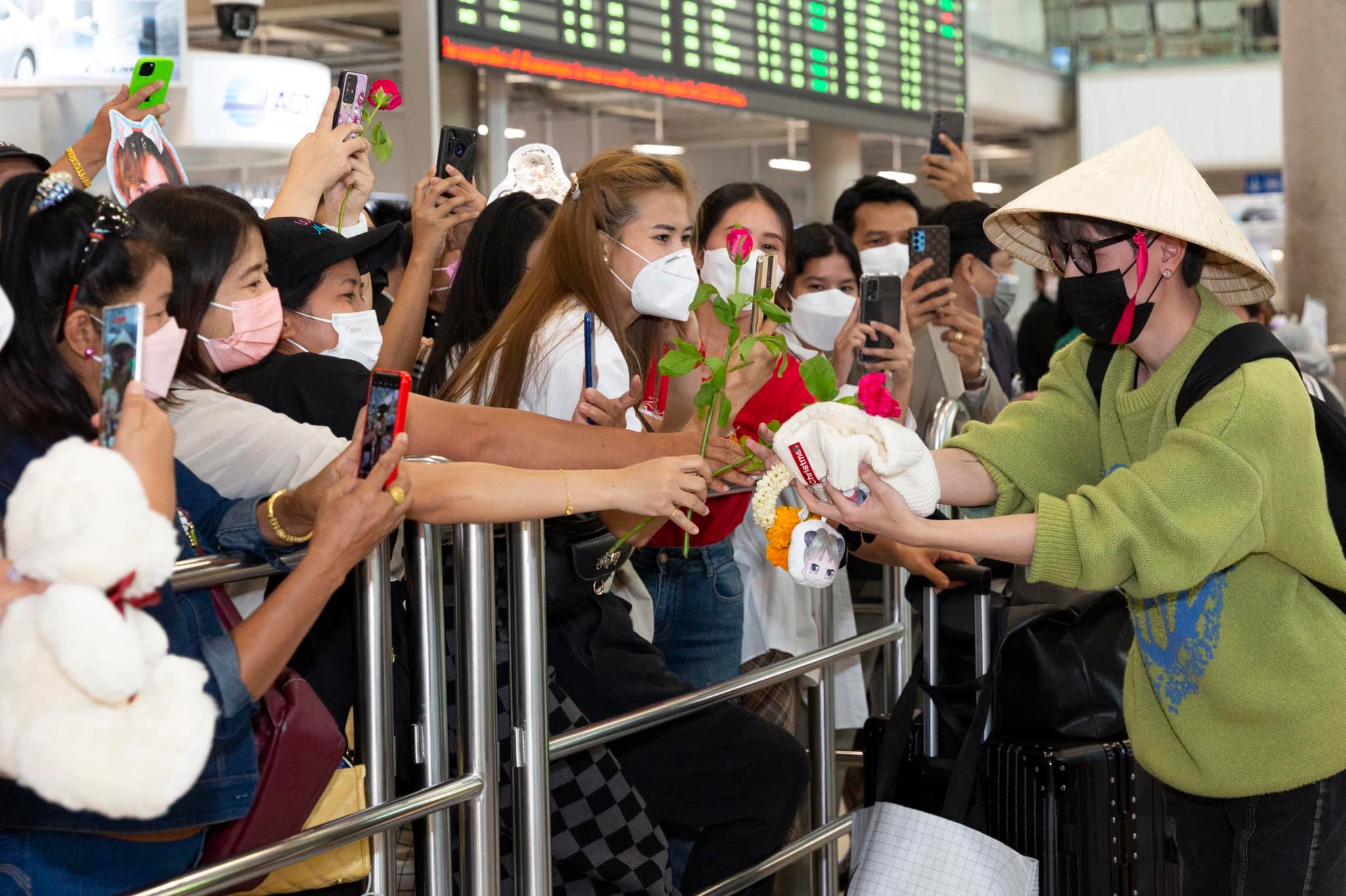 Quang Hùng MasterD được fan Thái chào đón nồng nhiệt khiến netizen Việt nở mũi tự hào