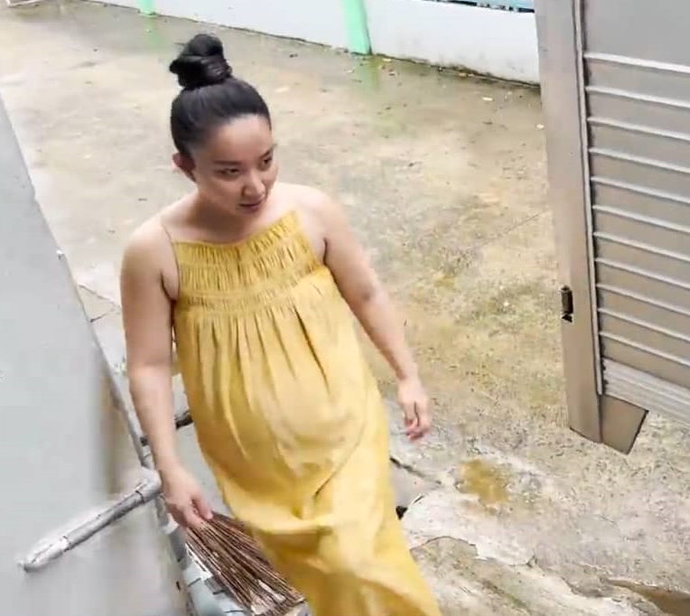 Bà bầu đỉnh nhất Vbiz: Vợ Lê Dương Bảo Lâm bụng to vượt mặt vẫn lái xe tải chở hàng, đưa chồng đi diễn Bà bầu đỉnh nhất Vbiz: Vợ Lê Dương Bảo Lâm bụng to vượt mặt vẫn lái xe tải chở hàng, đưa chồng đi diễn - ảnh 4