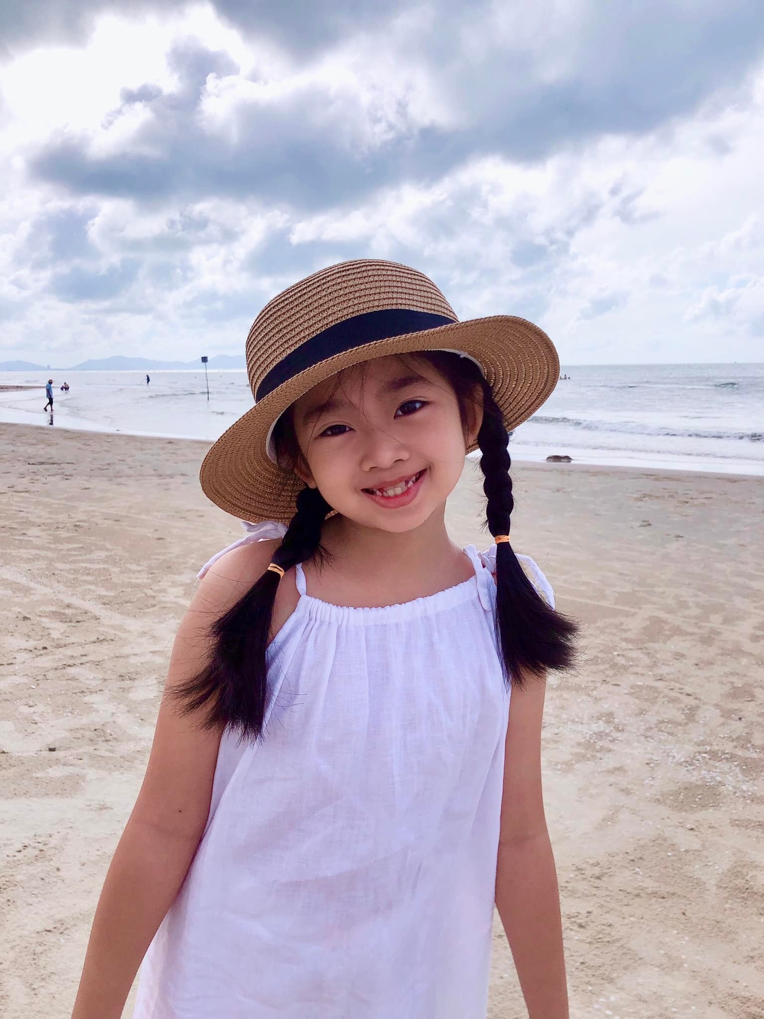 Con gái cố diễn viên Mai Phương vui vẻ rạng rỡ trong buổi tổng kết lớp 3