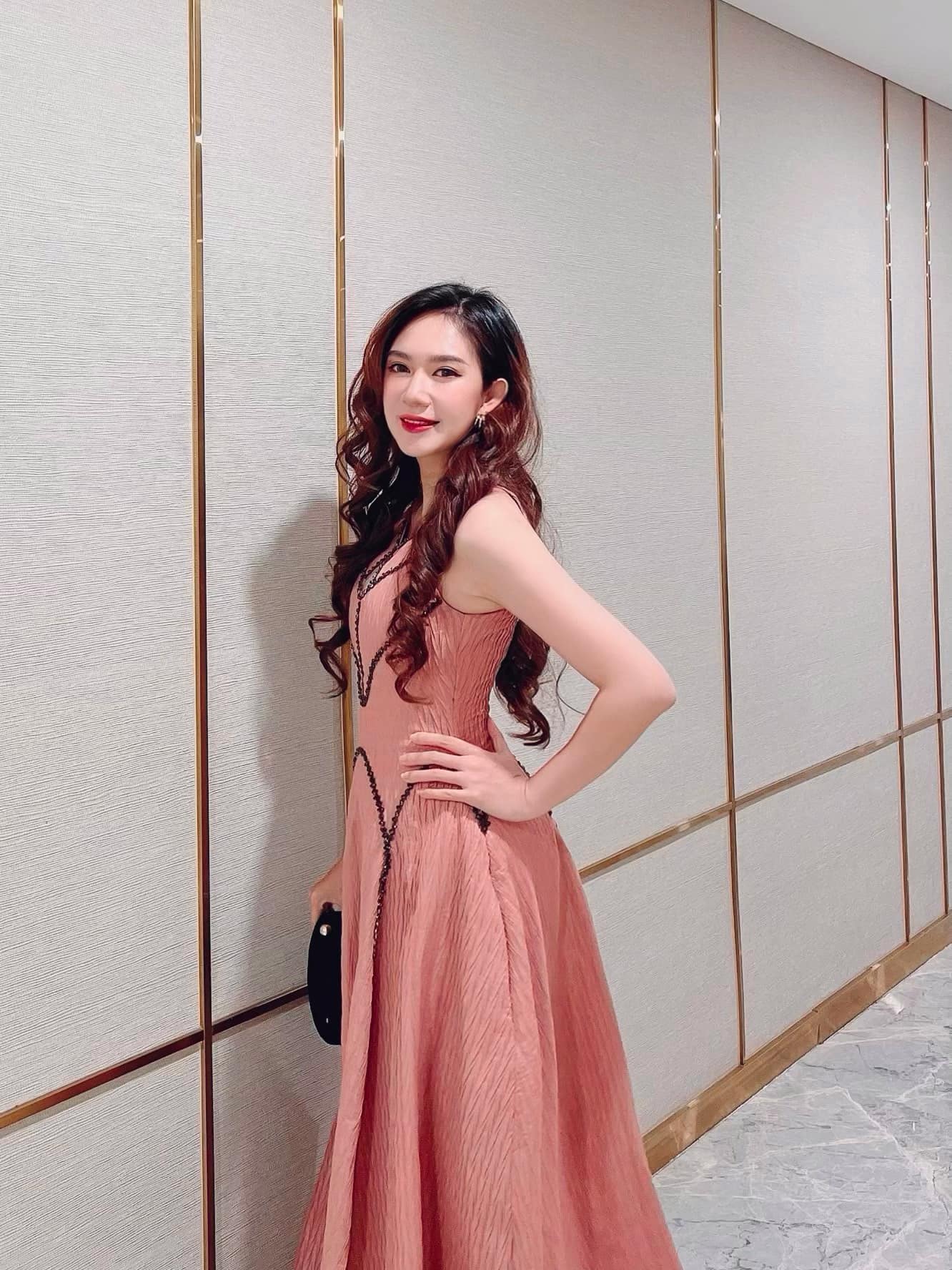 Vợ Lý Hải đáp trả khi bị nói diện váy hồng sai dresscode, chiếm spotlight cô dâu ở đám cưới Mạc Văn Khoa