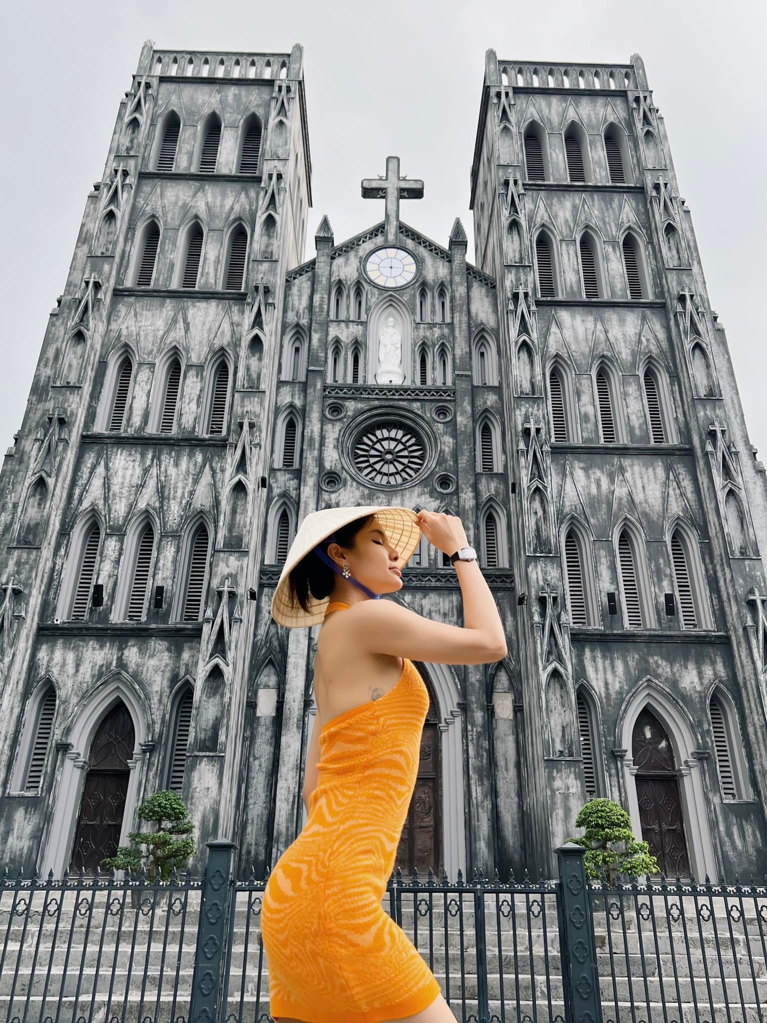 Phương Trinh Jolie bị chỉ trích vì diện trang phục hở bạo chụp ảnh trước nhà thờ