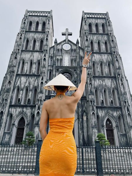 Phương Trinh Jolie bị chỉ trích vì diện trang phục hở bạo chụp ảnh trước nhà thờ