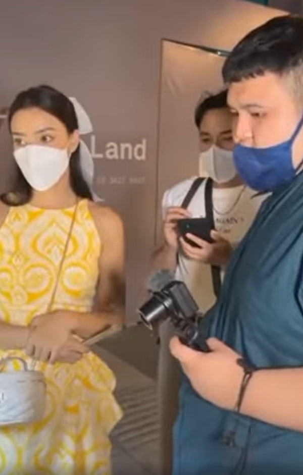 Hoa hậu Hoàn vũ Thái Lan Amanda Obdam bị 'chặt chém' 80.000 đồng một hộp cá viên chiên trên phố đi bộ? - ảnh 2