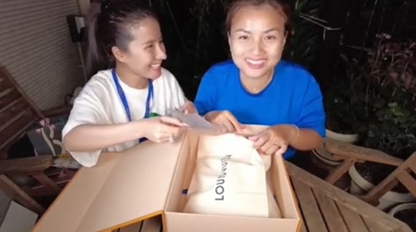 Bà Nhân Vlog khoe clip tặng túi hiệu cho Quỳnh Trần JP nhưng CĐM chỉ chú ý chiếc mũi lạ hậu dao kéo